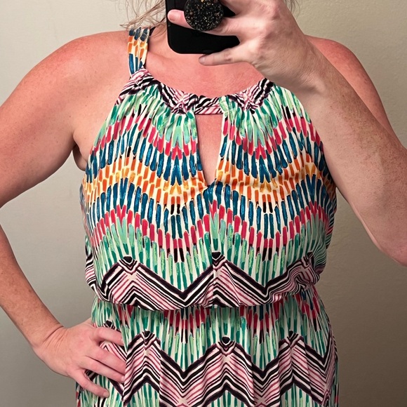 XL Dressy, Colorful maxi dress. Pretty neck cut-out & a 🎀 to secure the neck! - Picture 5 of 7